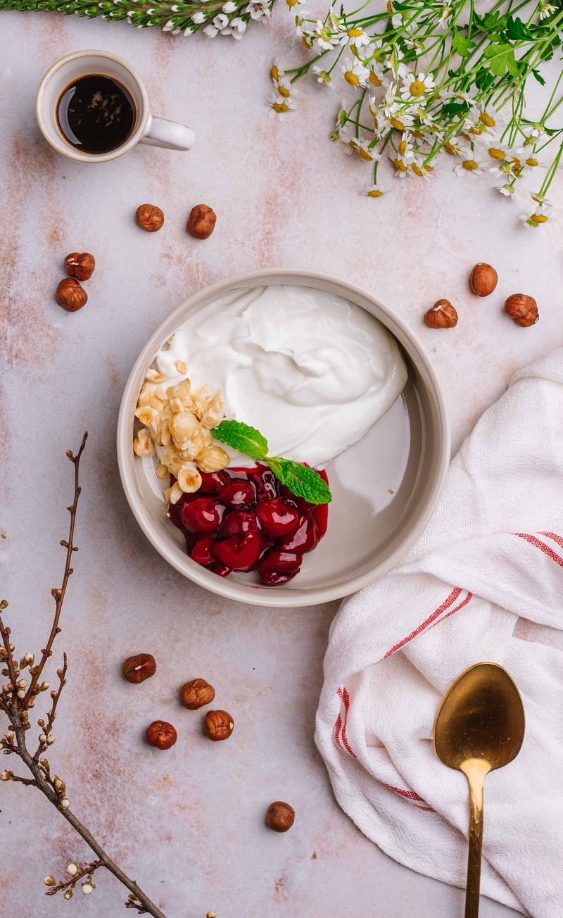 Skyr z orzechami laskowymi, karmelizowane wiśnie