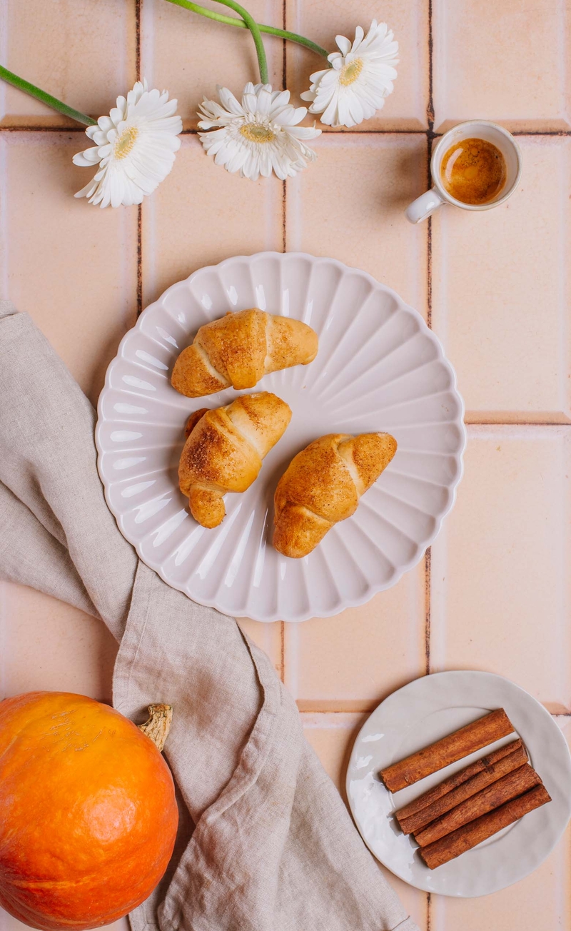 Rogaliki drożdżowe pumpkin spice z budyniem dyniowym