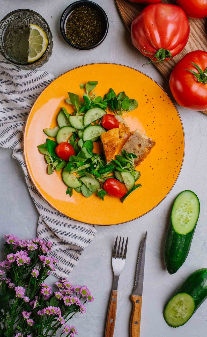 Maślany keto omlet z chorizo i cheddarem, roszponka z ogórkiem, pomidorkami i ziołową oliwą