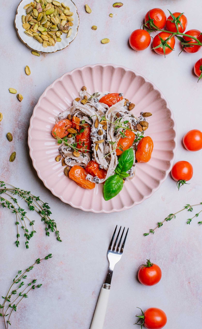 Fettuccine w kremowym sosie z czarną soczewicą, parmezanem i pistacjami, pieczone pomidorki daktylowe w miodzie i tymianku