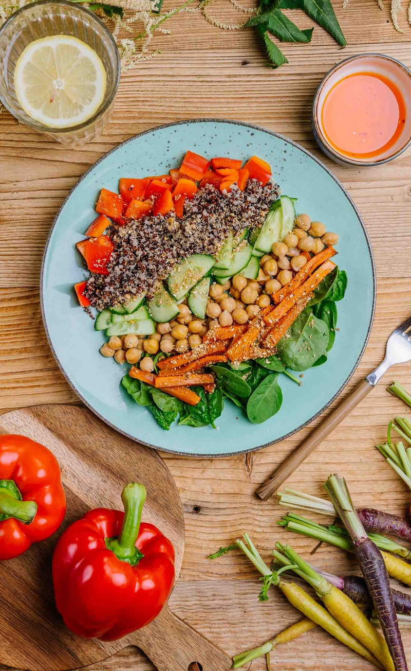 Bowl z ciecierzycą, pieczoną marchewką, komosą ryżową i posypką dukkah, pikantna salsa