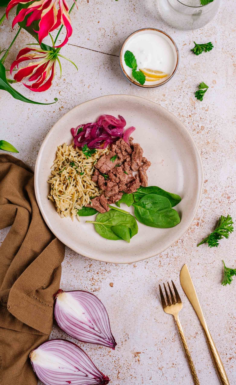 Biryani z mieloną jagnięciną w aromatycznych przyprawach, marynowana czerwona cebula, ziołowo-jogurtowa raita