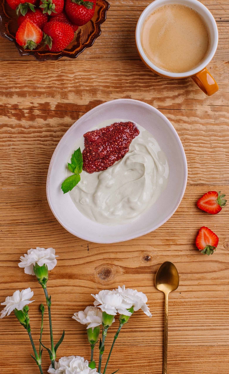 Deser a'la strawberry matcha: krem jogurtowy z matchą, konfitura truskawkowa