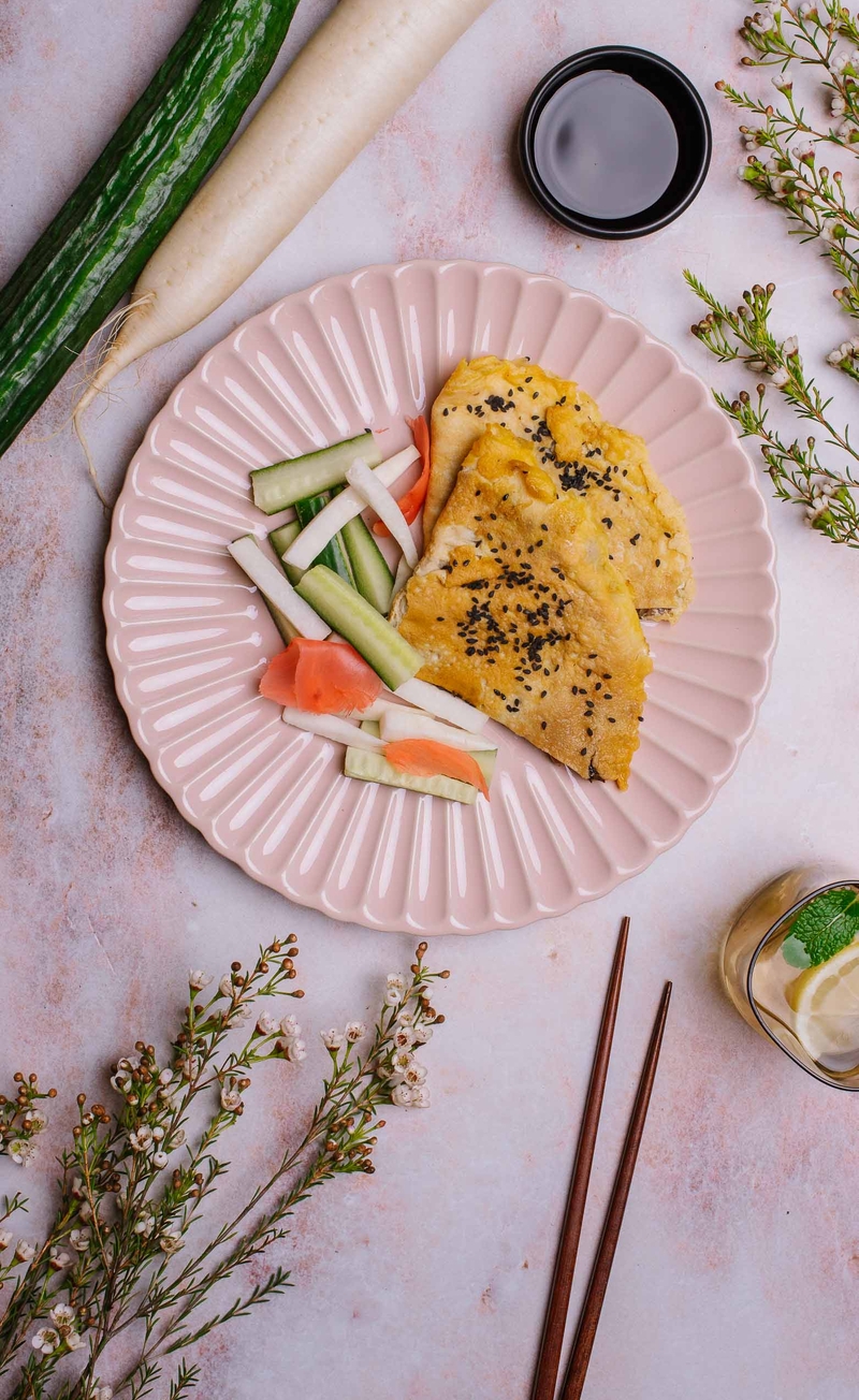 Omlet z kremowym serkiem z wasabi, grzybami, algami nori i sezamem, sos sojowy, ogórek, biała rzepa, imbir
