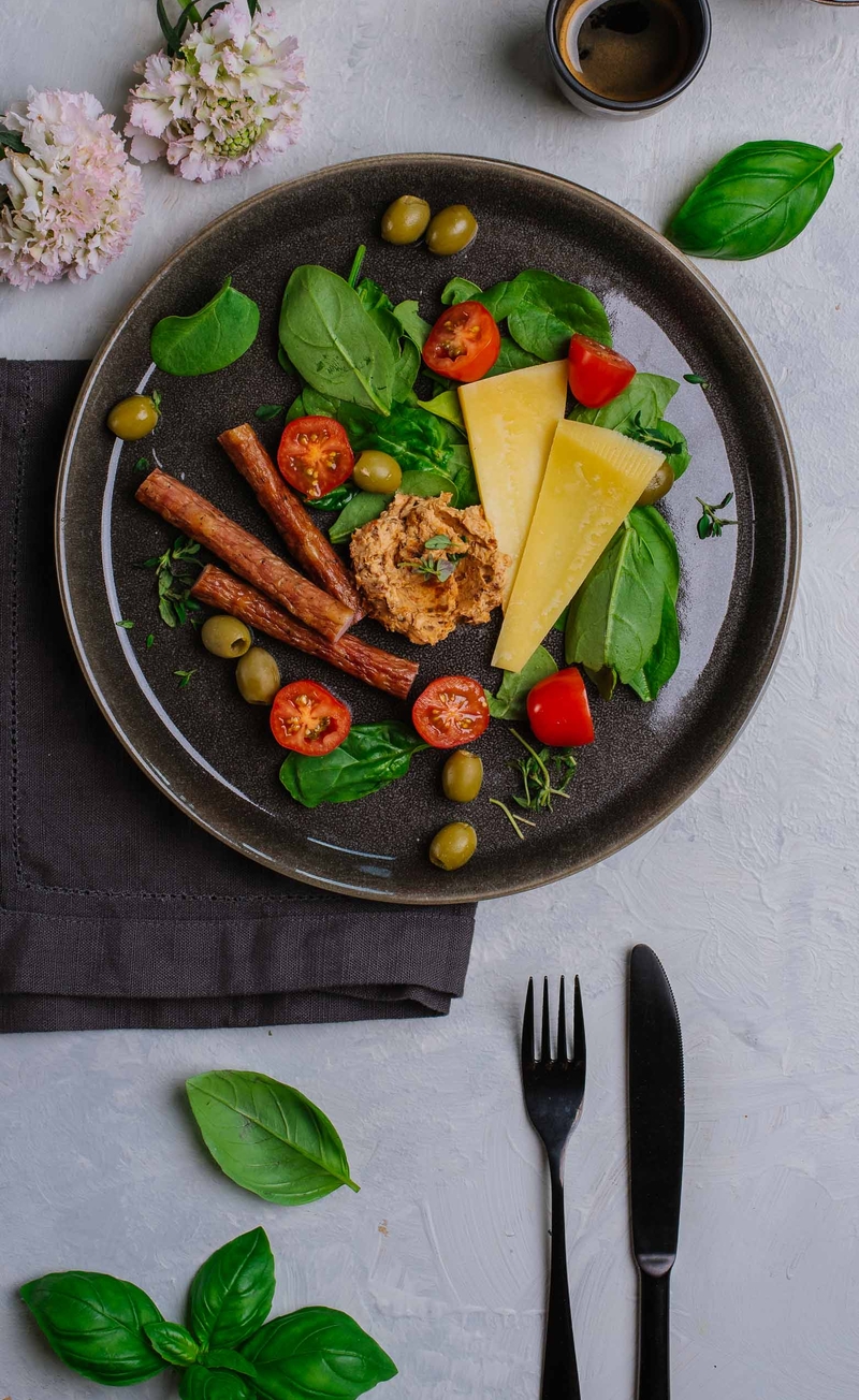 Keto zestaw śniadaniowy: ser żółty, kabanosy, twarożek z suszonymi pomidorami, świeże warzywa z oliwkami