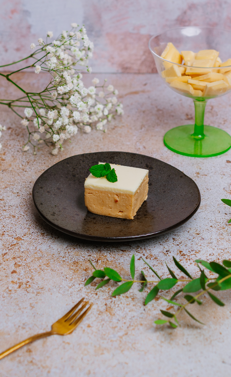 Sernik white chocolate Reese's z kawałkami orzeszków