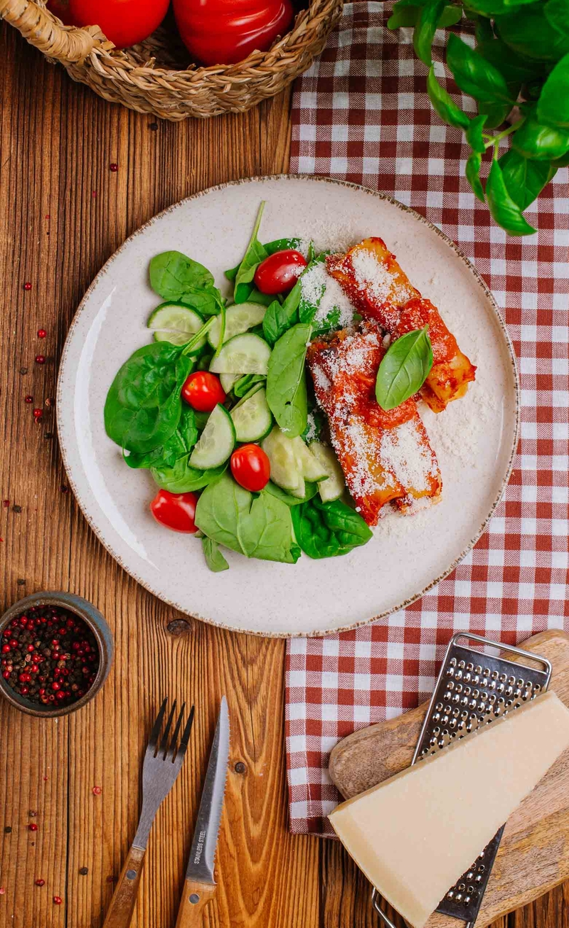 Cannelloni z mięsem mielonym, ricottą i mozzarellą, sos pomidorowy, świeże warzywa