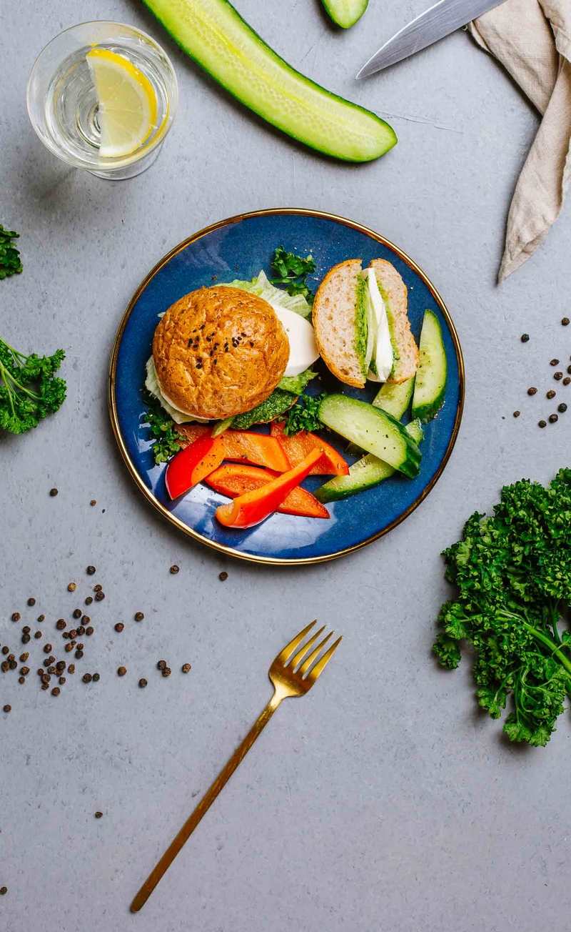 Bułka z mozzarellą i pesto pietruszkowym, świeże warzywa
