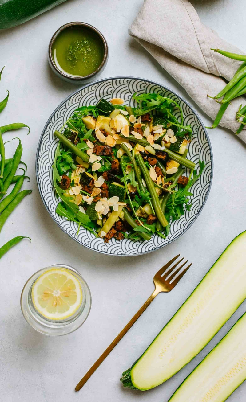 Sałatka z kolorową fasolką szparagową, nie-boczkiem, chilli, cukinią, rukolą i płatkami migdałów, salsa verde