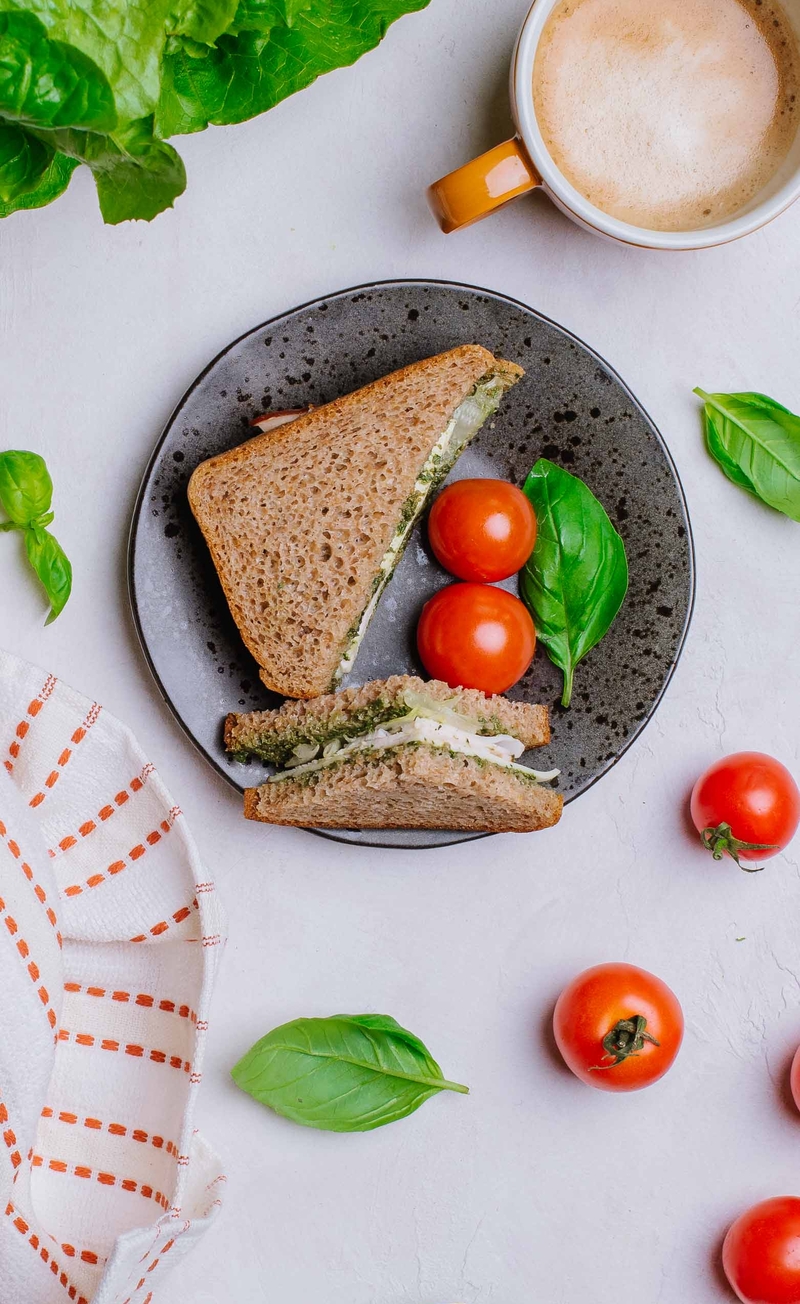 Kanapka razowa z pesto bazyliowym, szynką z indyka i serem Mazdamer, pomidorki