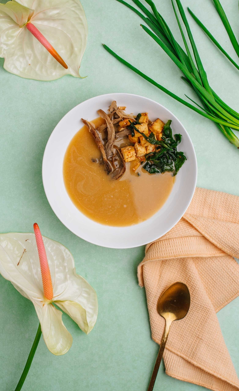 Zupa miso z tofu, boczniakami, wakame i szczypiorem