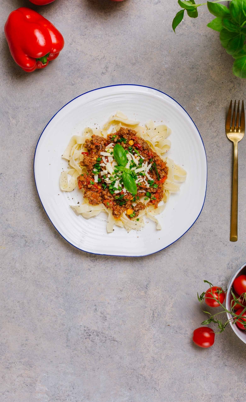 Wołowina w pomidorach z papryką, kukurydzą i serem cheddar, makaron pappardelle