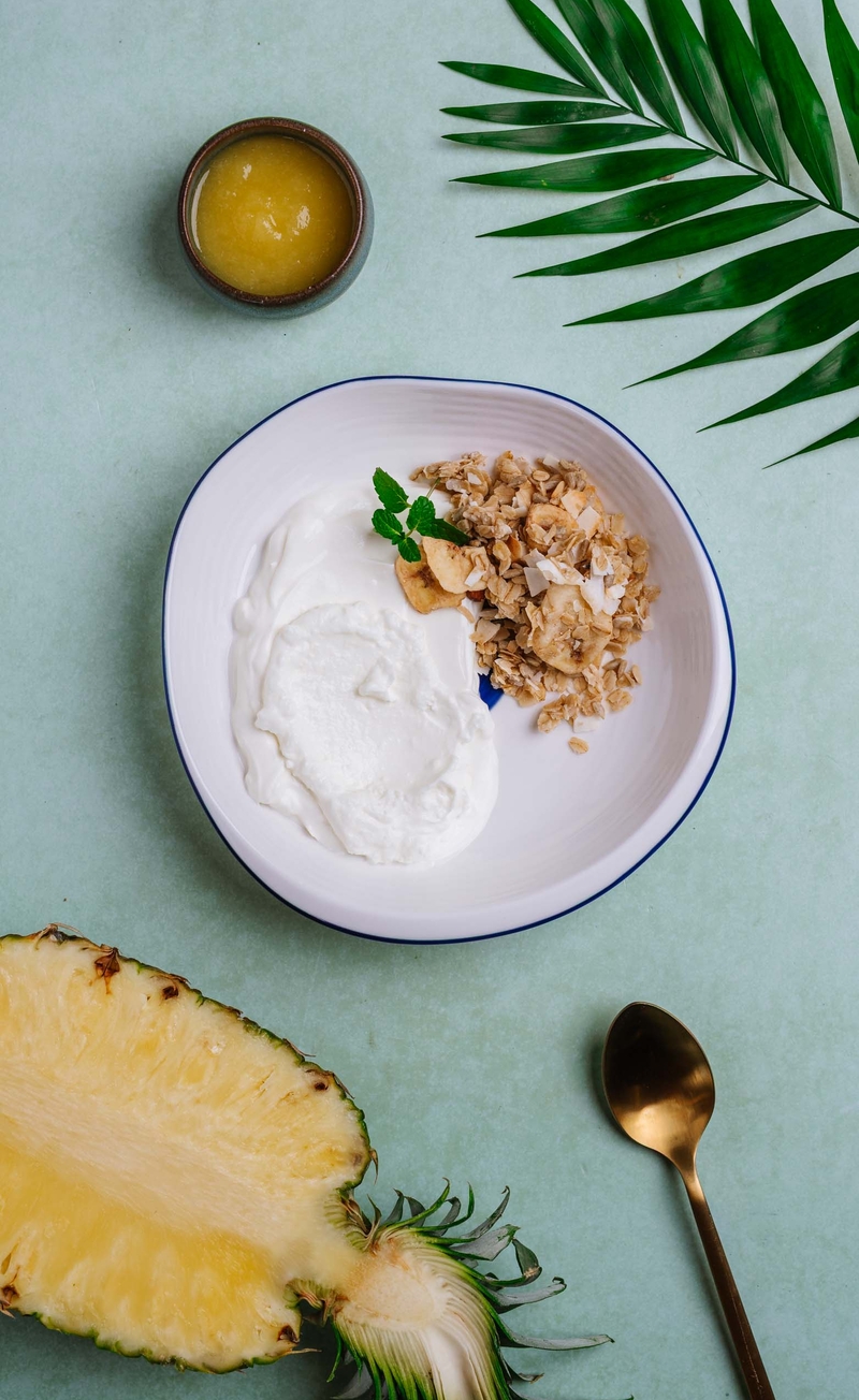 Tropikalne musli z chipsami kokosa, jogurt grecki, mus ananasowy