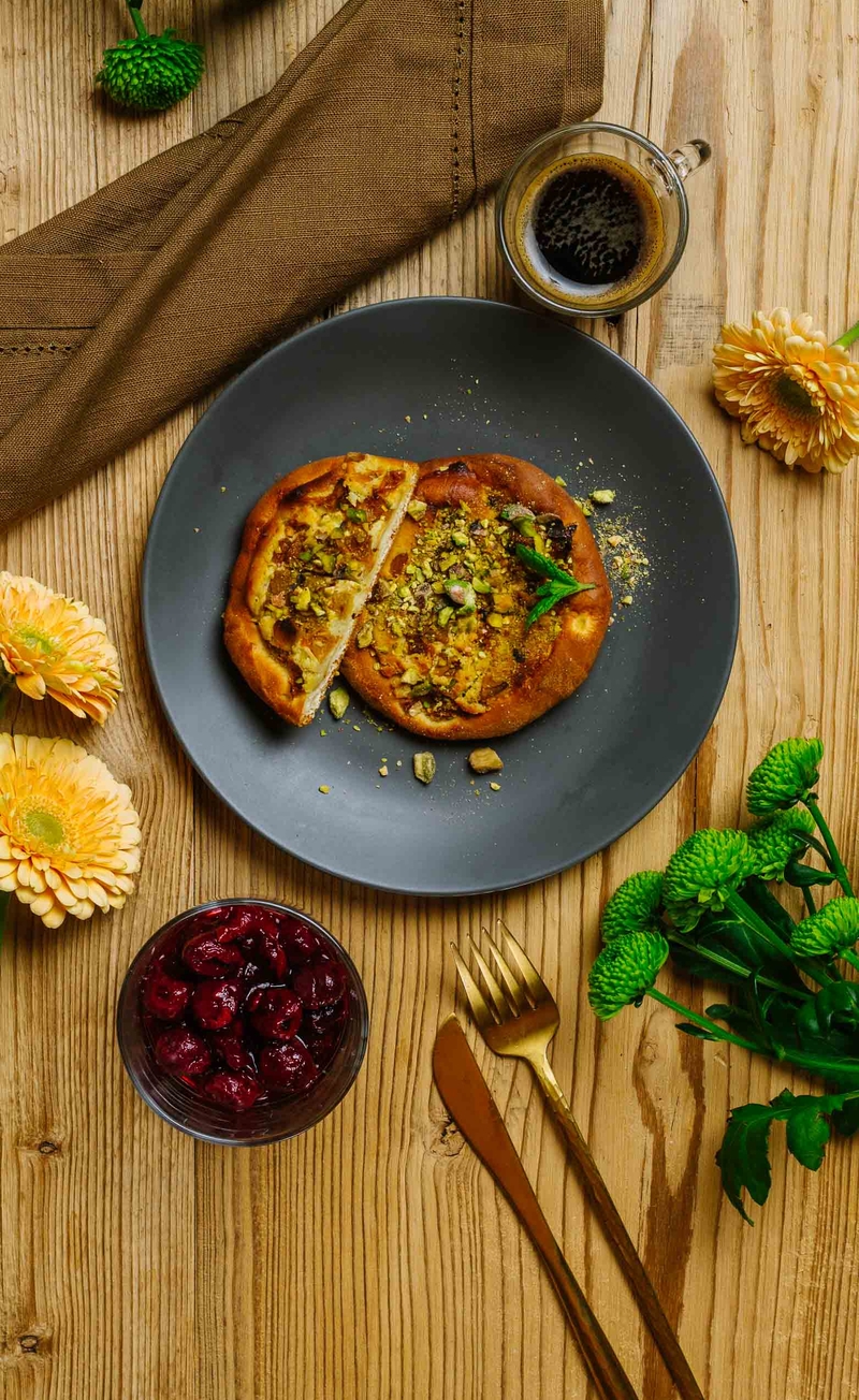 Drożdżówki z pistacjową ricottą i morelami, karmelizowane wiśnie