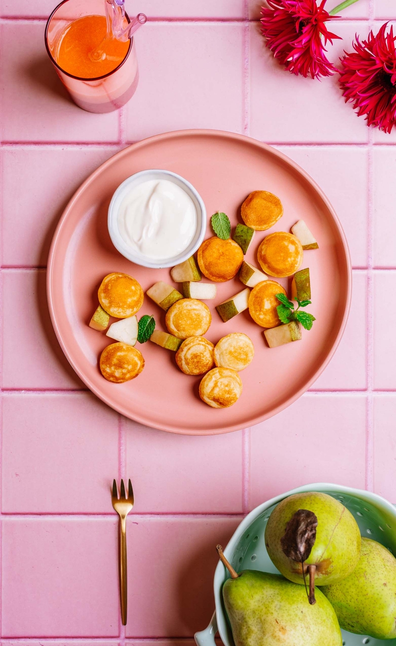 Mini pancakes, jogurt grecki z syropem klonowym, gruszka