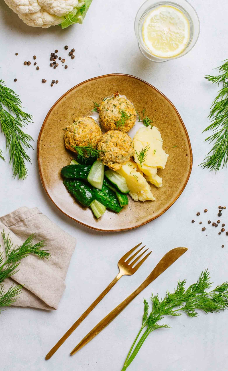 Kalafiorowo-koperkowe mielone z sosem śmietankowym, puree ziemniaczane, ogórki kiszone