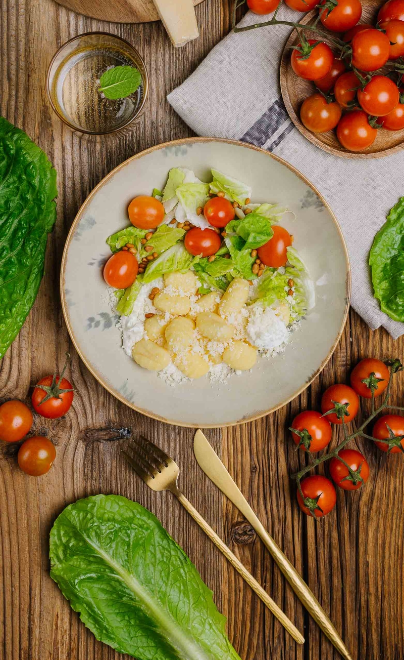 Gnocchi burro e salvia, świeże warzywa z orzechami pinii