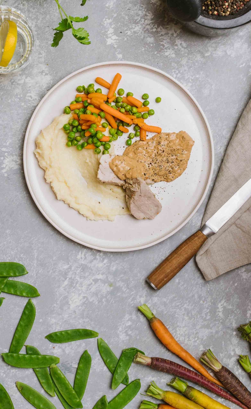 Polędwiczki wieprzowe w sosie z suszonych pomidorów, puree pietruszkowe, marchewka z groszkiem