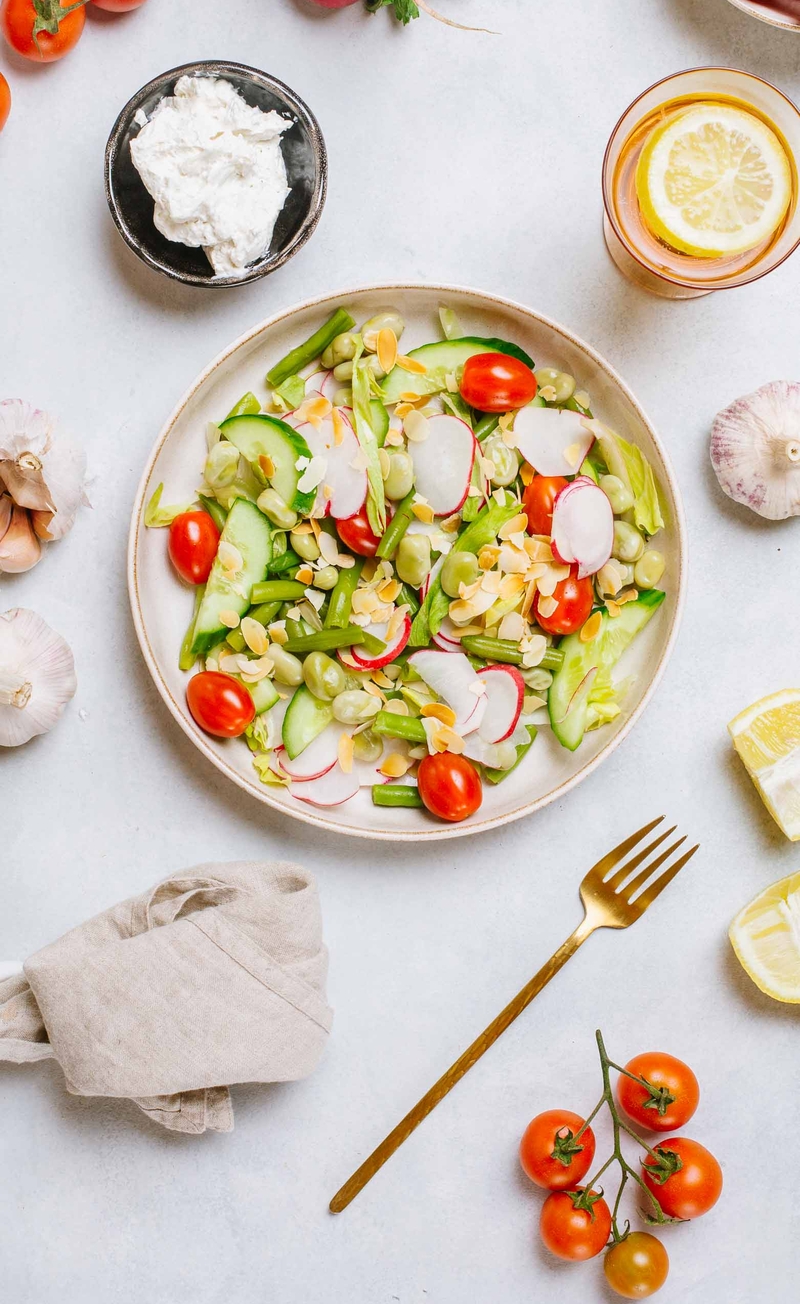 Sałatka fattoush z bobem, fasolką szparagową i rzodkiewką, cytrynowy dip z labnehem i czosnkiem