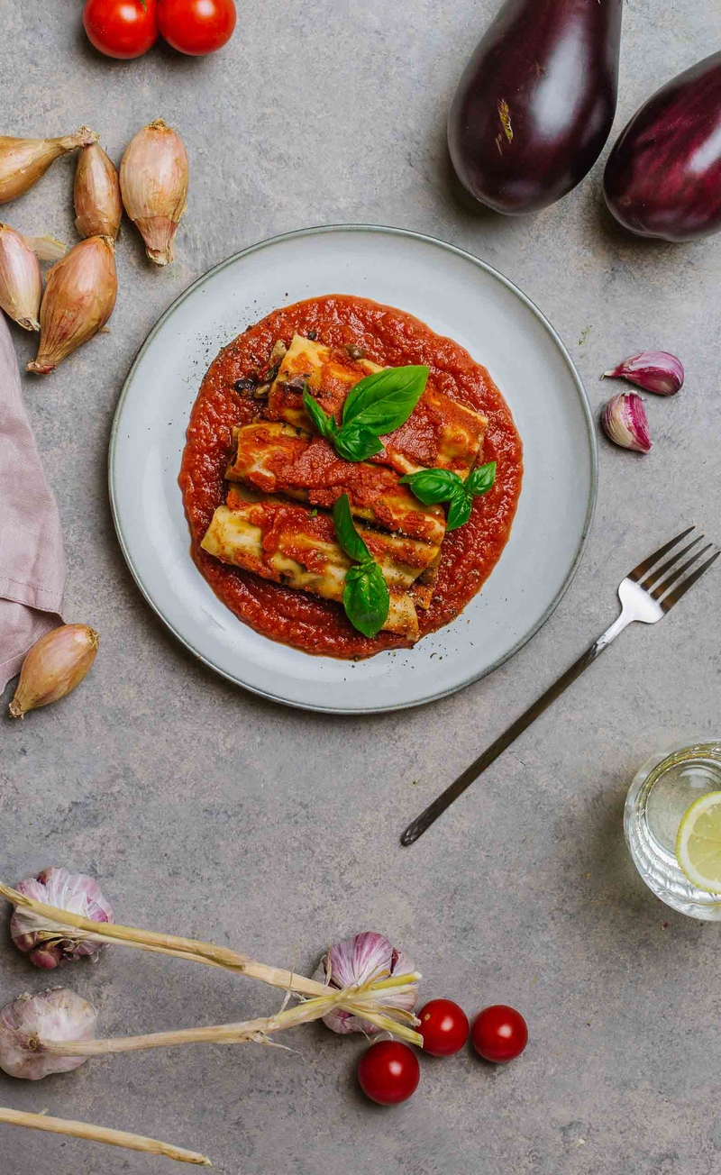 Cannelloni z czarną fasolką, papryką i bakłażanem w sosie pomidorowym