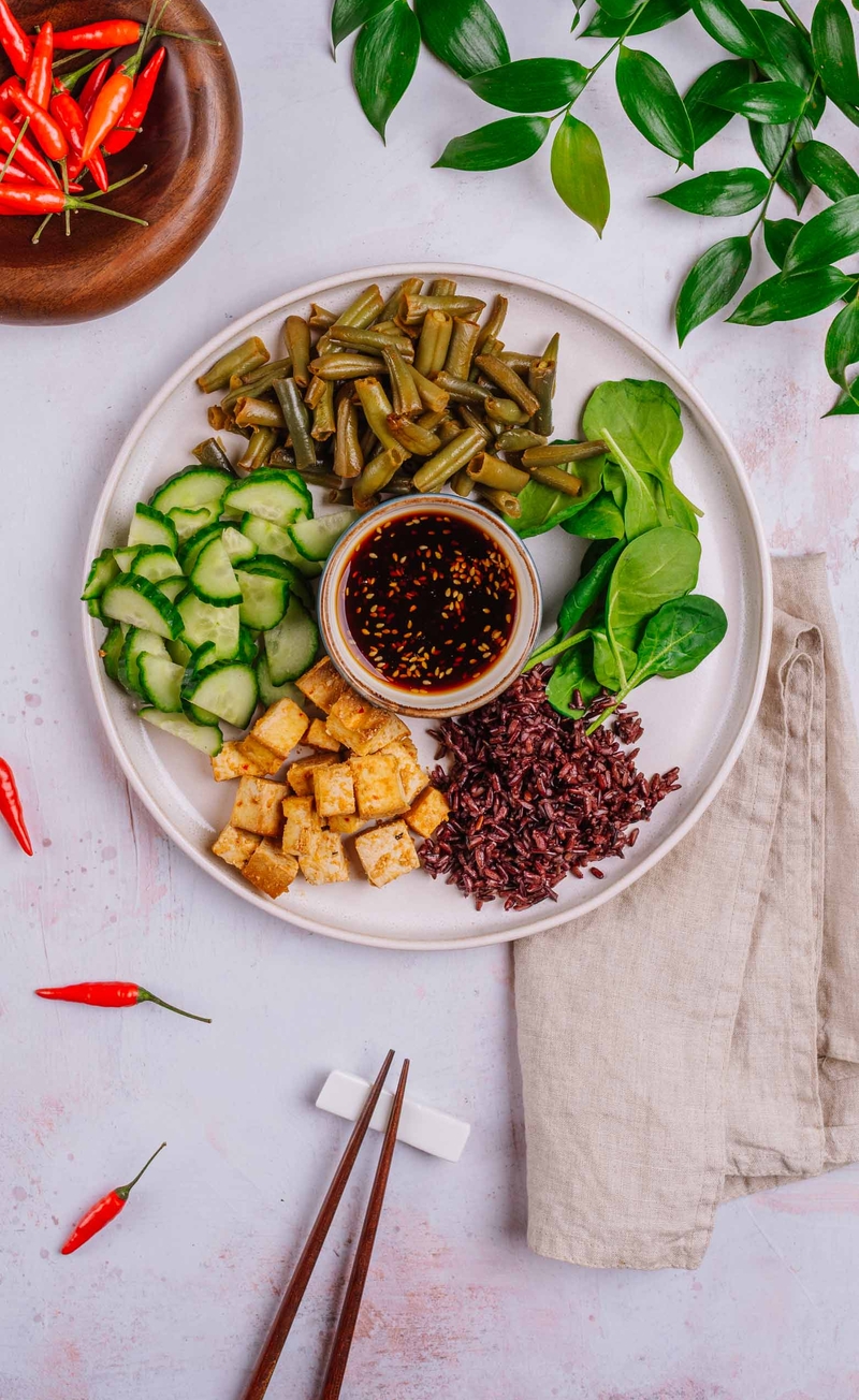 Azjatycki bowl z orzechowym tofu, czarnym ryżem i fasolką szparagową z sosem sojowym i chili