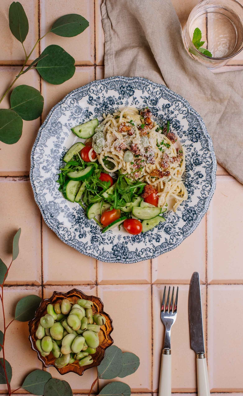Spaghetti alla carbonara z bobem, speckiem i Pecorino Romano, świeże warzywa