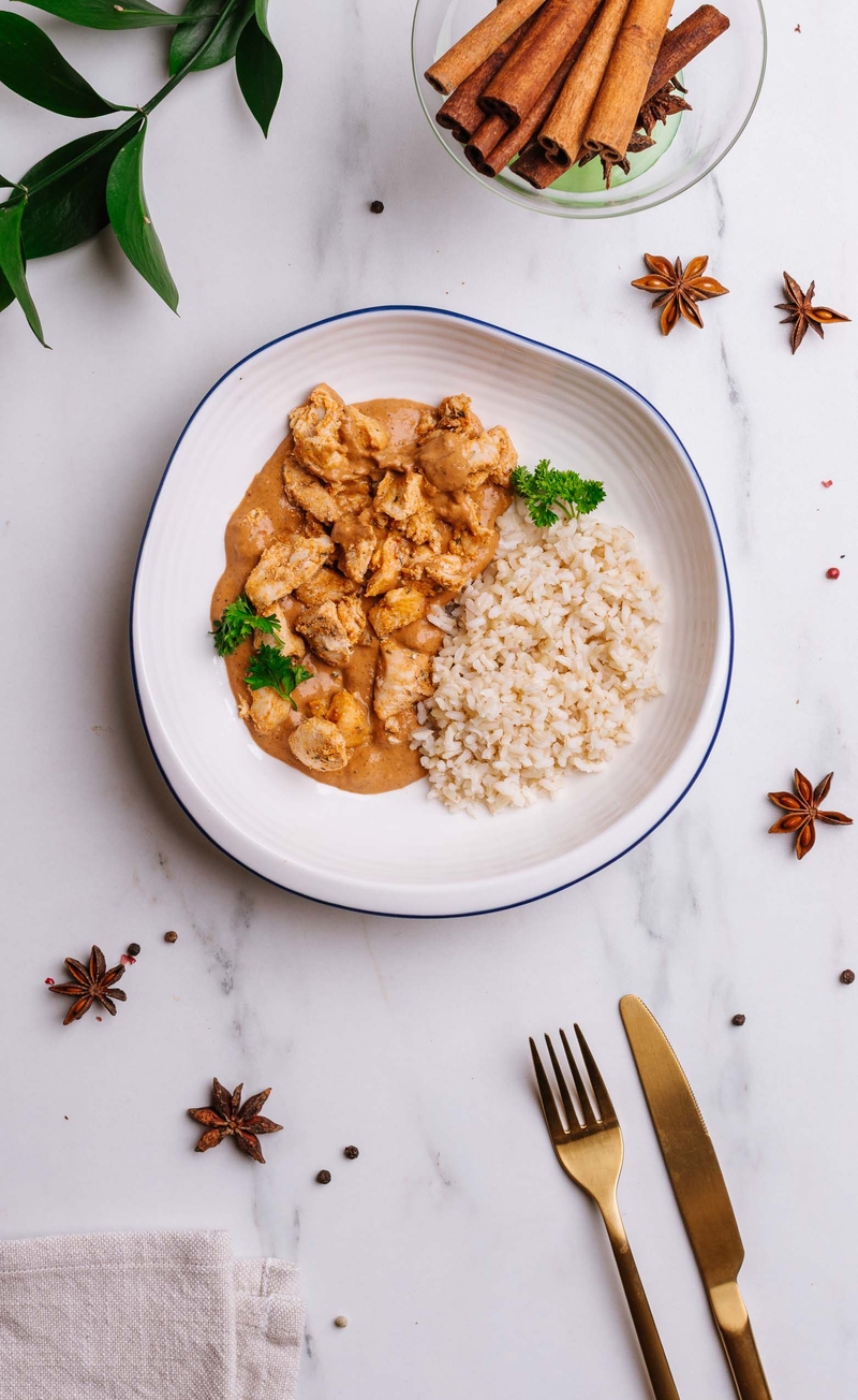 Butter chicken z garam masala, ryż brązowy