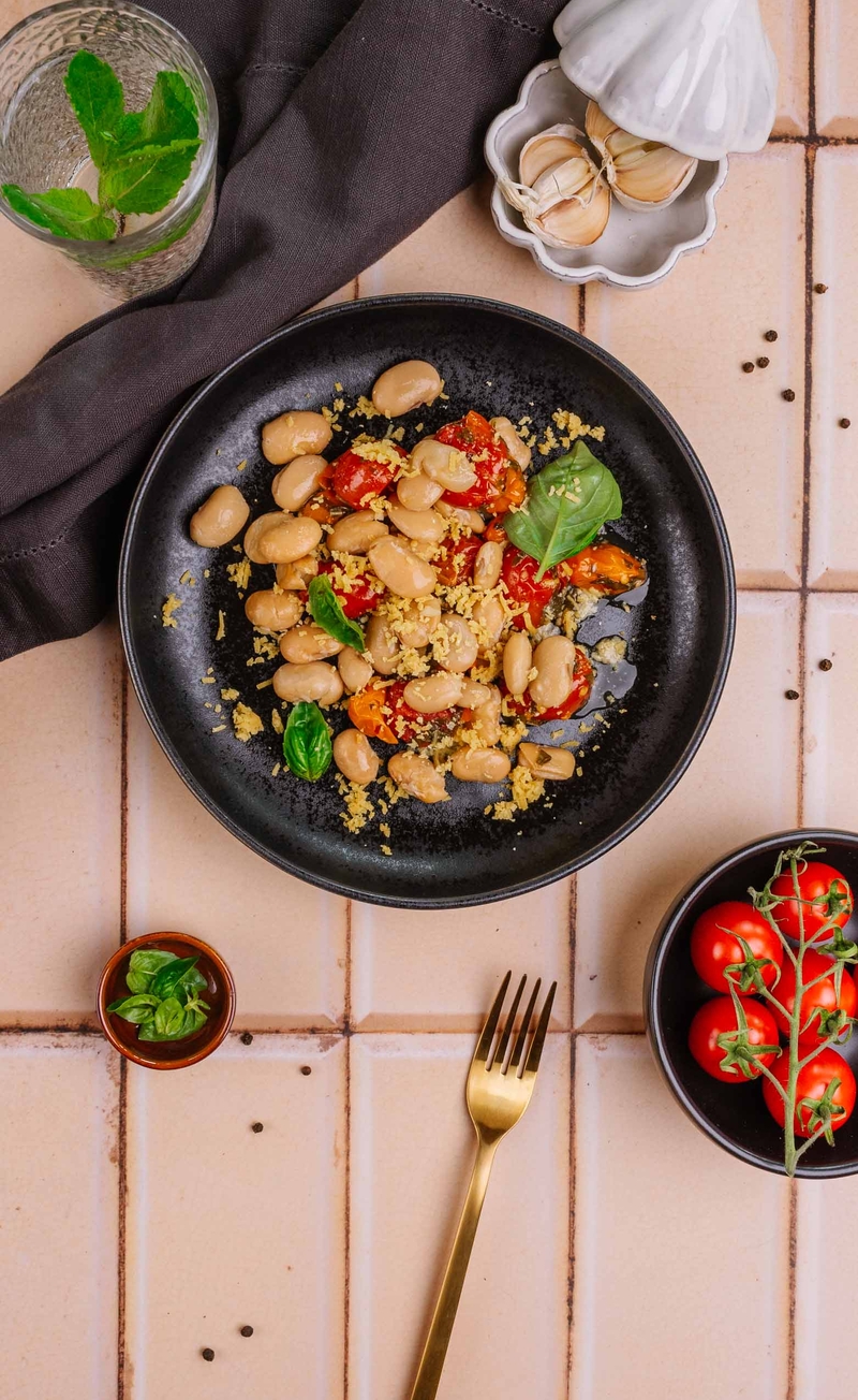 Pikantna pieczona fasolka jumbo z miksem pomidorków, bazylią, czosnkiem i parmezanem z nerkowców