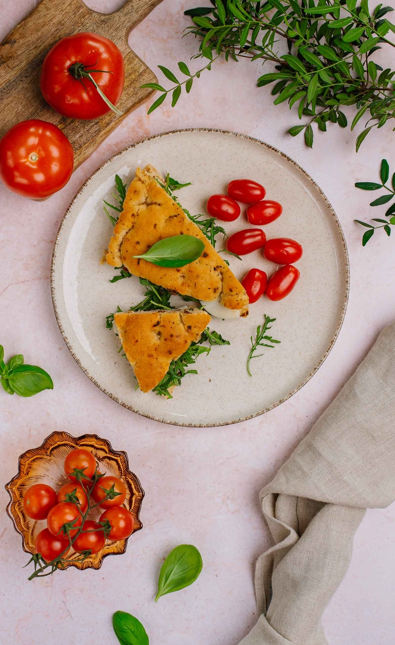 Focaccia sandwich z indykiem, serem provolone i świeża rukolą, pomidorki daktylowe