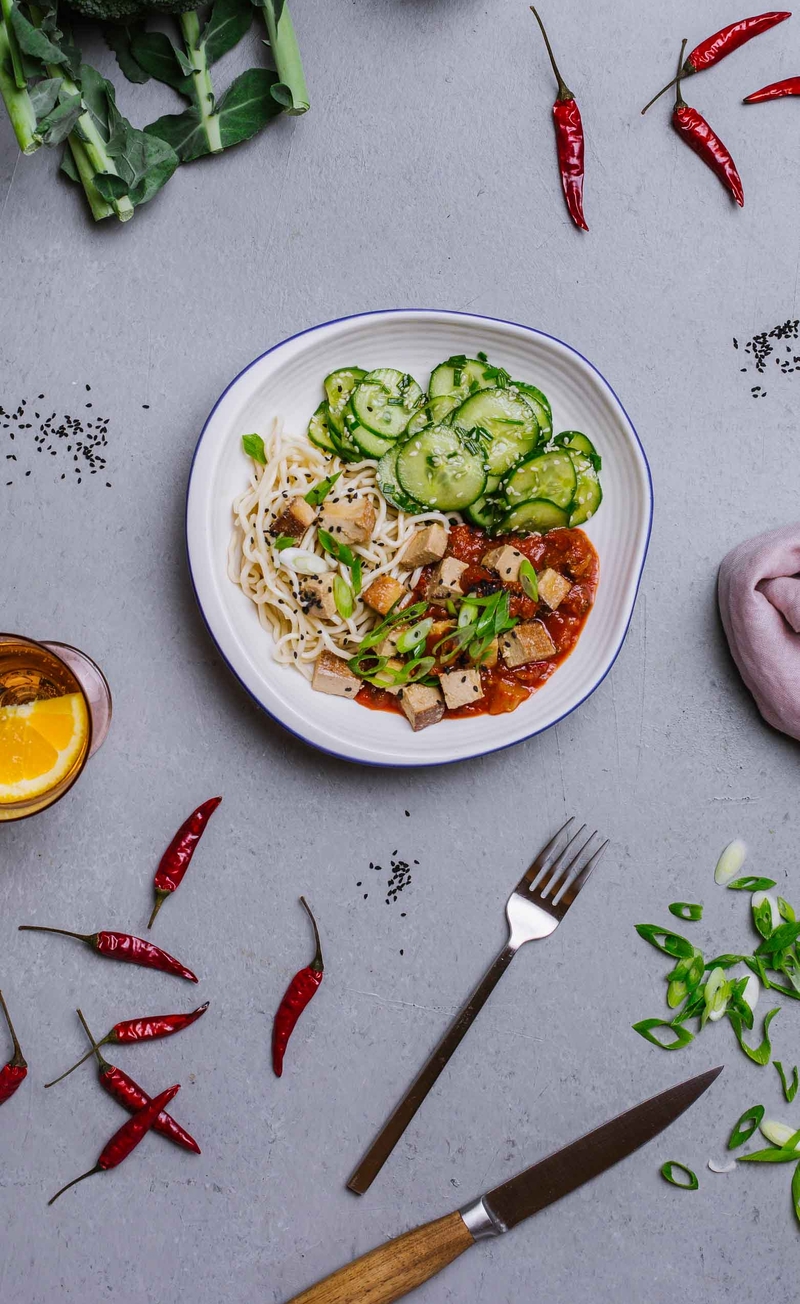 Tofu po koreańsku w słodko pikantnym sosie z brokułami, makaron chow mein, pikantna surówka z ogórka z sezamem