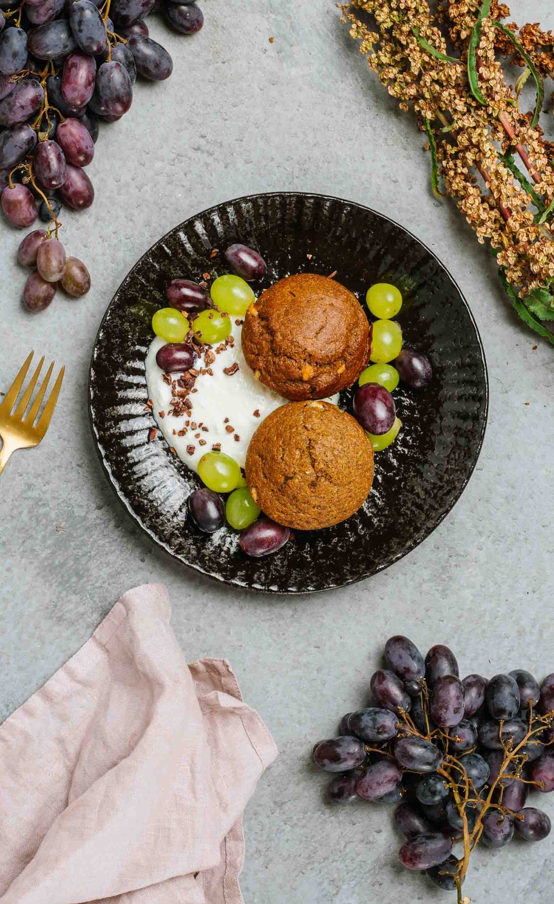 Owsiane muffiny z białą czekoladą, jogurt grecki, winogrona