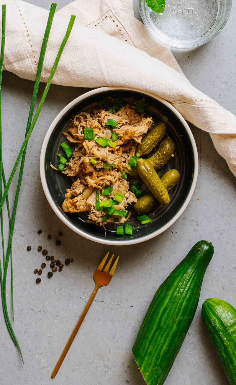 Pulled pork w keto sosie BBQ z czerwoną cebulką, pikle ogórków