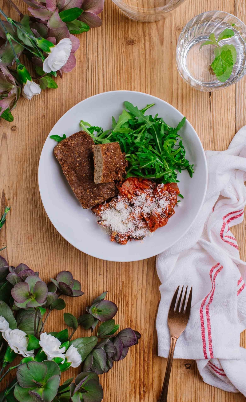 Caponata ze speckiem i parmezanem, keto chlebek