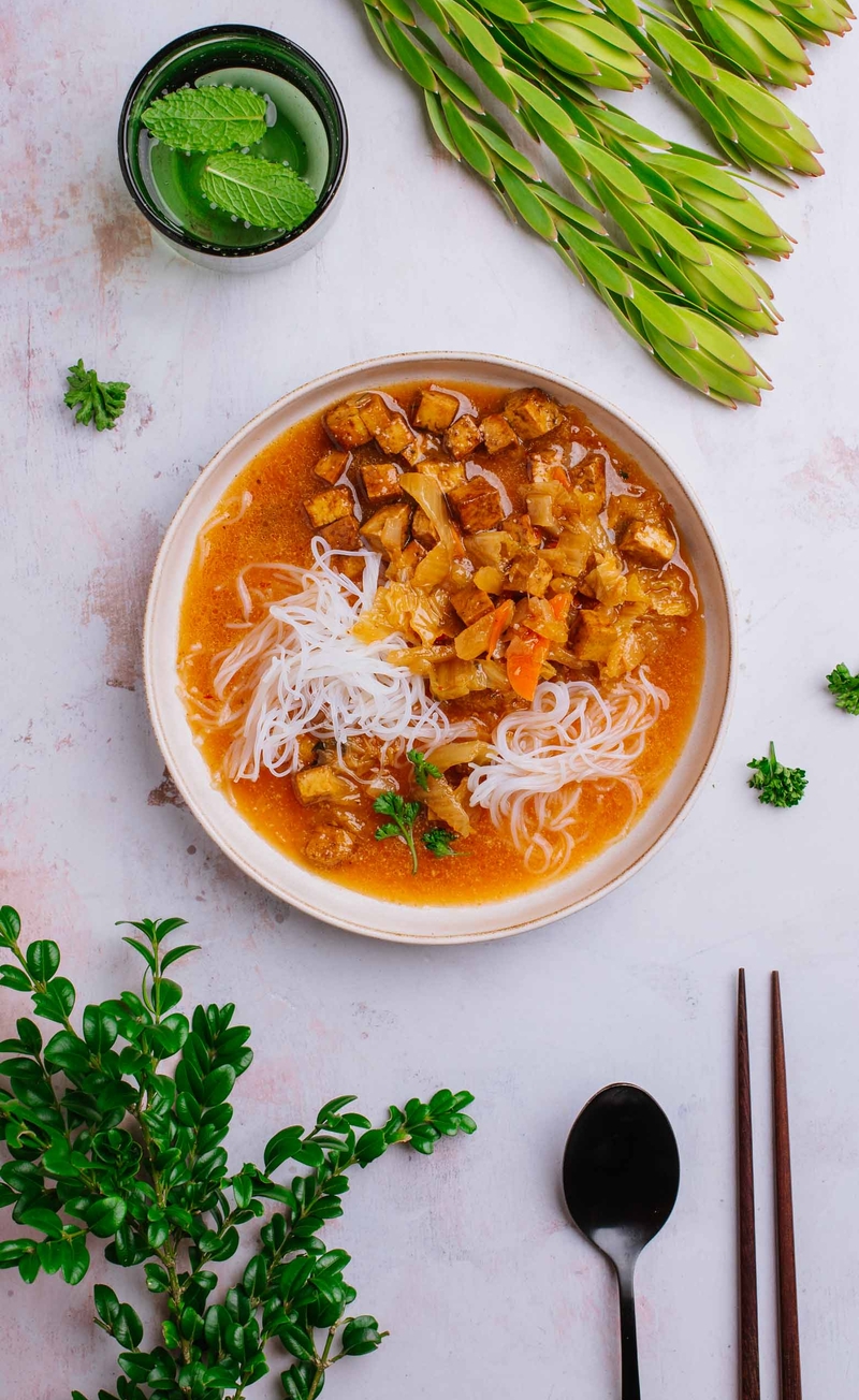 Zupa kimchi z tofu, makaron sojowy