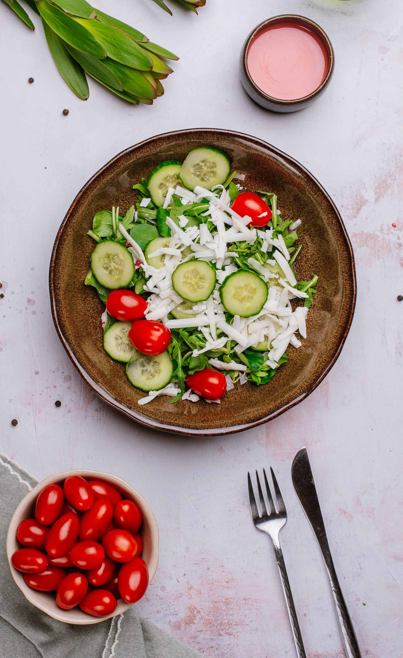 Keto sałatka z kozim serem, ogórkiem i orzechami włoskimi, winegret malinowy