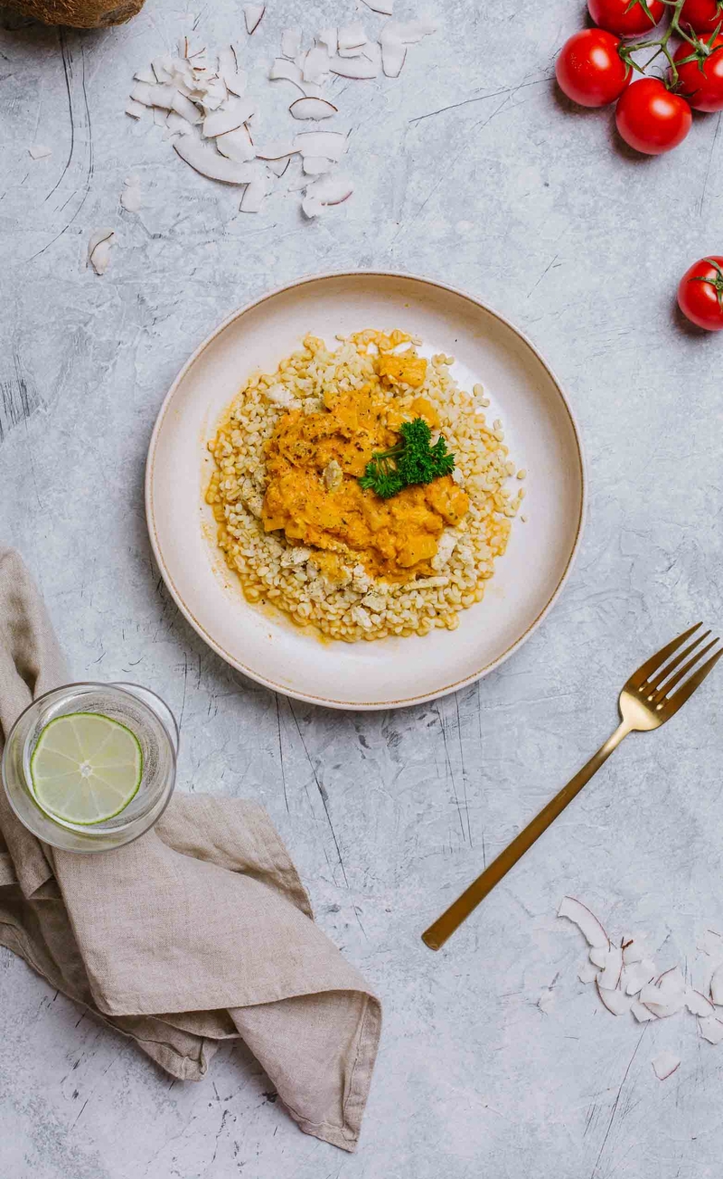 Kurczak z sosem z mleczka kokosowego, pomidorów, ananasa i kurkumy, kasza bulgur