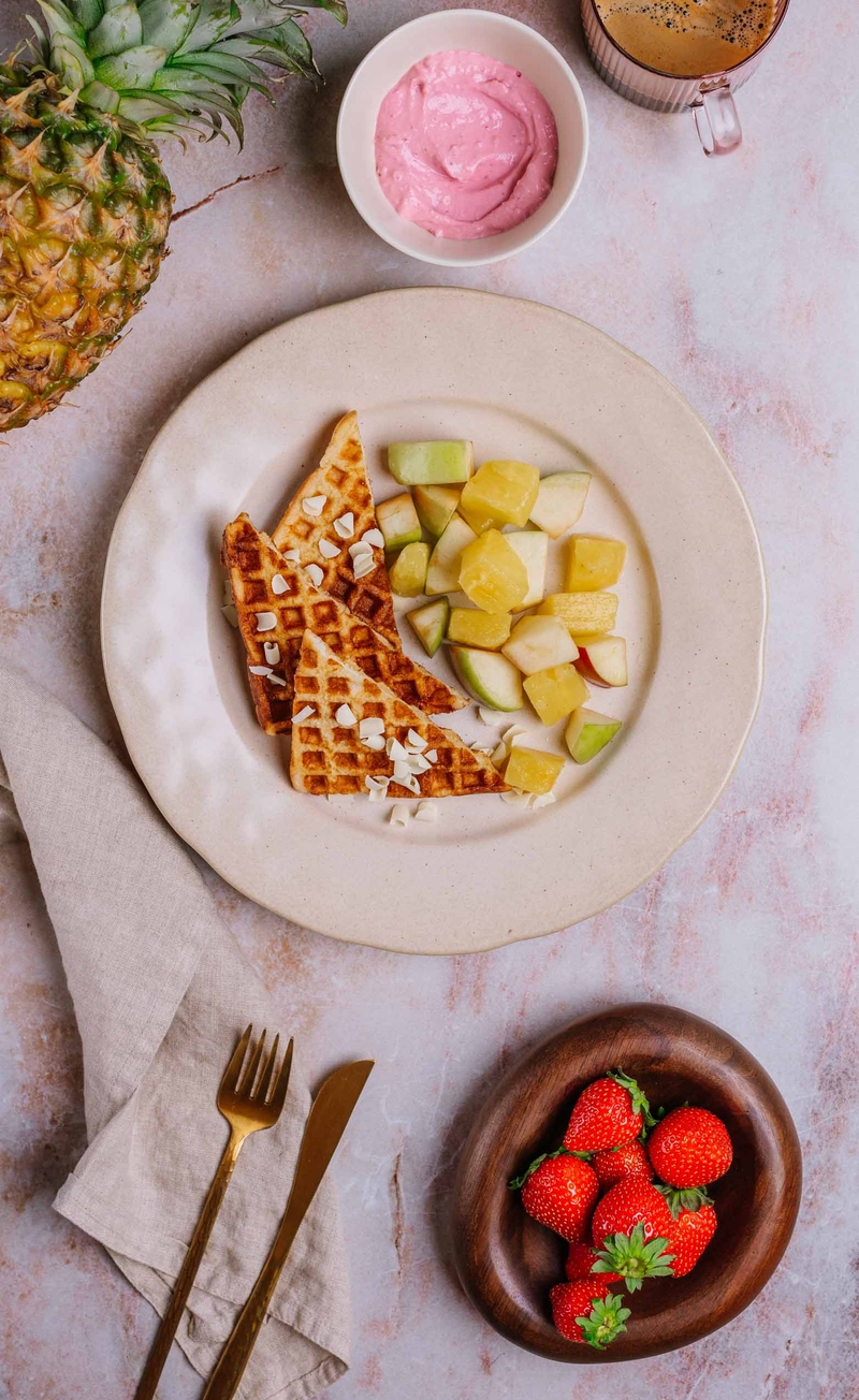 Gofry z chałki, różowy twarożek truskawkowy, jabłko, ananas