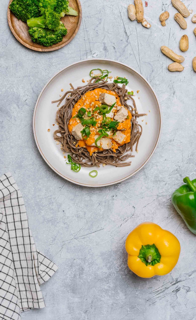 Makaron soba z wędzonym tofu, sosem z pieczonej papryki, fistaszkami i dymką, brokuły na parze