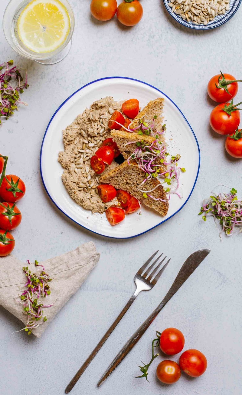 Pasta z wątróbki i jajek, chleb razowy, pomidorki