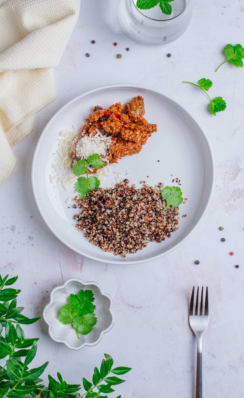 Chilli con carne z czarną fasolą i tartym serem cheddar, mix komosy ryżowej