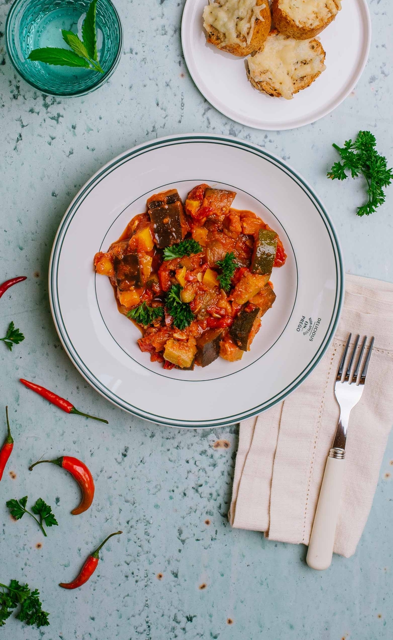 Lekkie leczo z papryczką chilli, grzanka z serem Dziugas