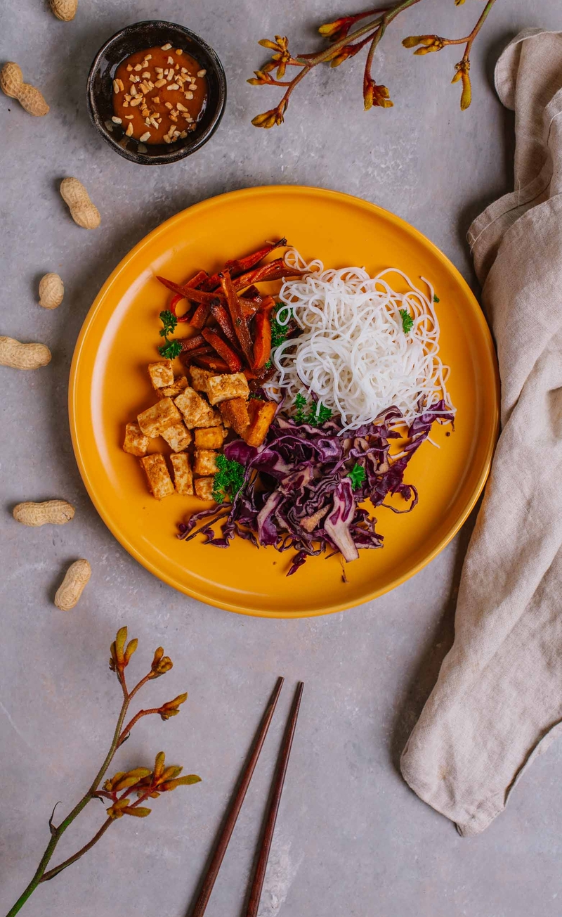 Spring rolls salad czyli sałatka z makaronem ryżowym, tofu, marchewką, czerwoną kapustą, prażonymi orzeszkami ziemnymi, sos orzechowo-sojowy