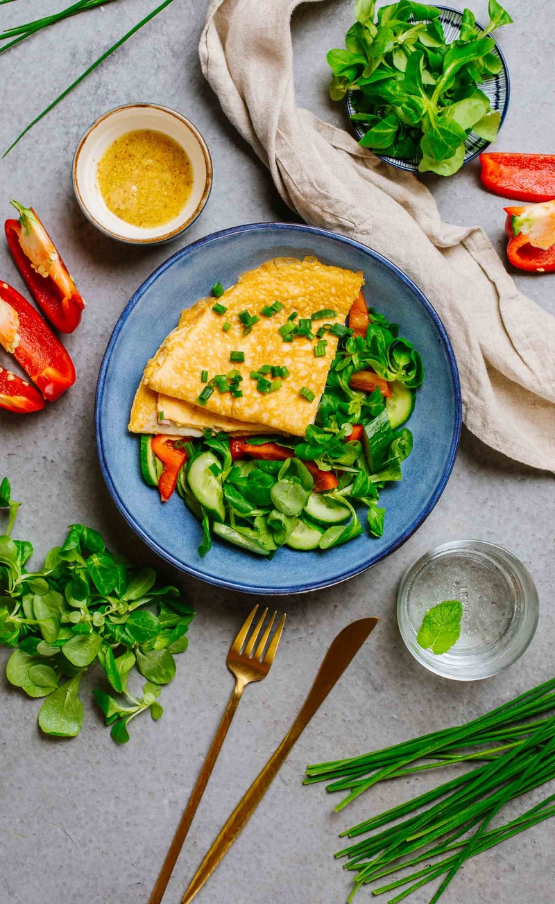Keto crepes z serowym nadzieniem i boczkiem, ogórek i papryka