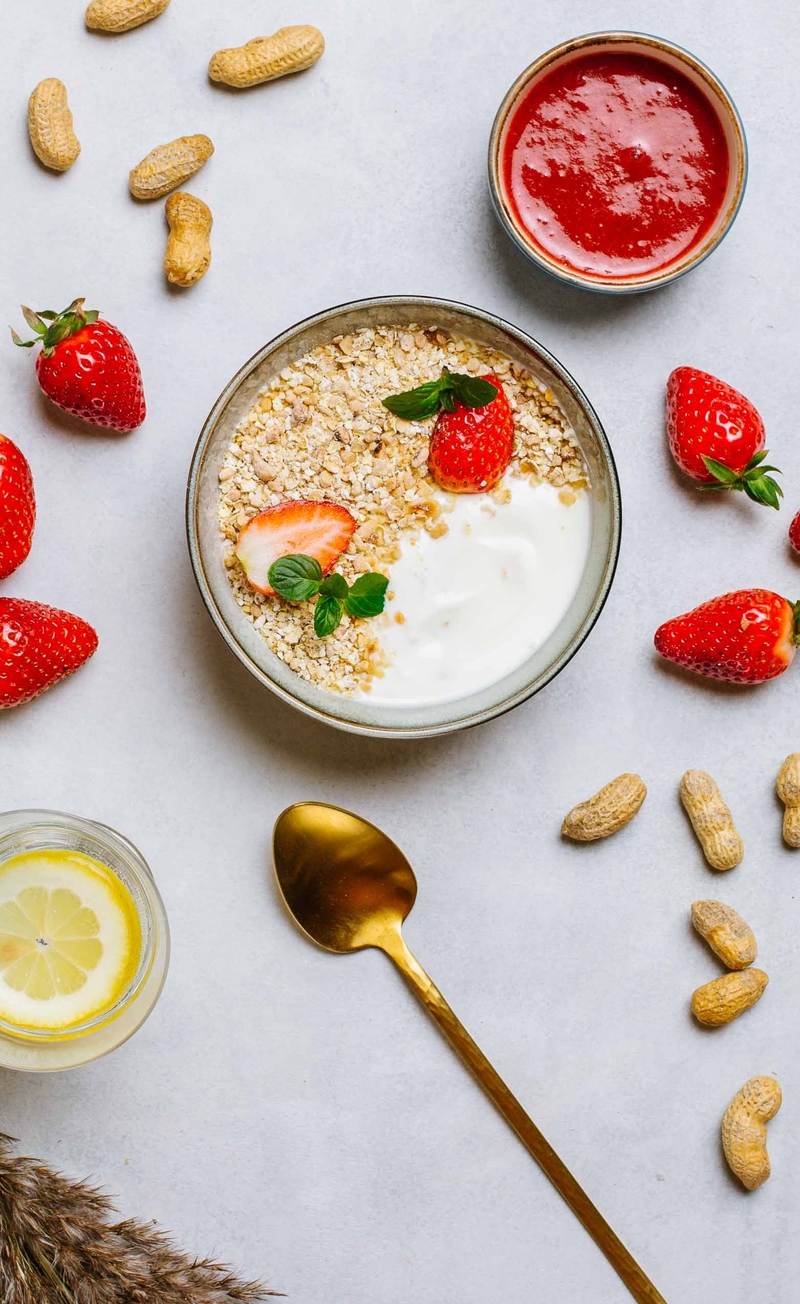 Orzechowe musli, jogurt naturalny, mus truskawkowy