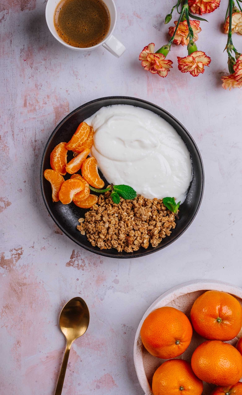 Granola piernikowa z orzechami laskowymi, jogurt naturalny, mandarynki