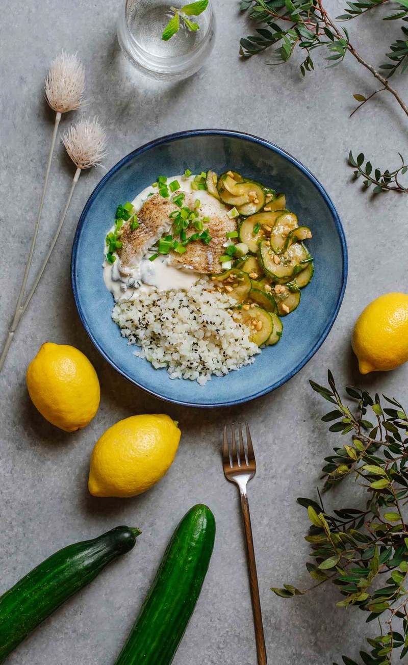 Keto dorsz w sosie imbirowym z wakame, ryż z kalafiora, pikantna surówka z ogórków