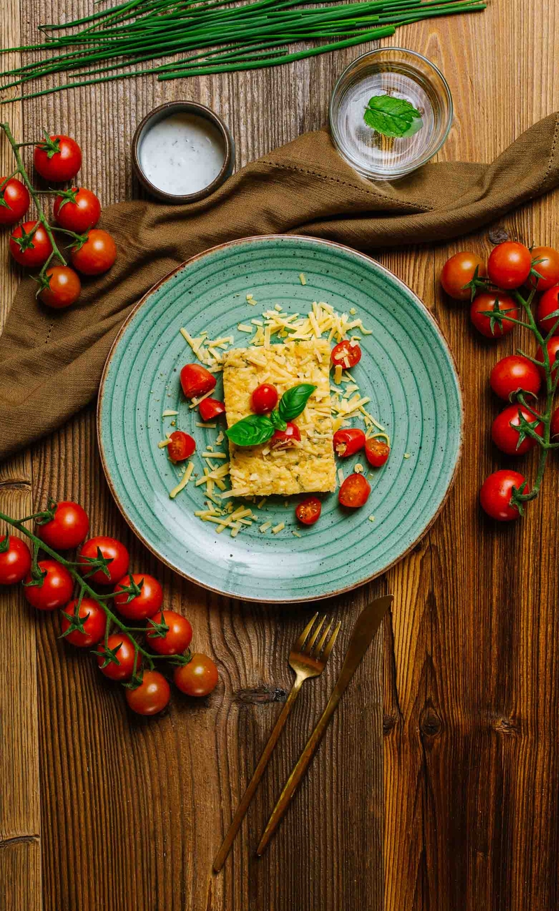 Fritatta z szynką drobiową, cheddarem i szczypiorkiem, sos jogurtowy, pomidorki