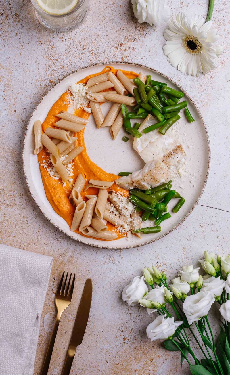 Miętus w sosie pomidorowym z mascarpone, razowe penne, blanszowana fasolka szparagowa