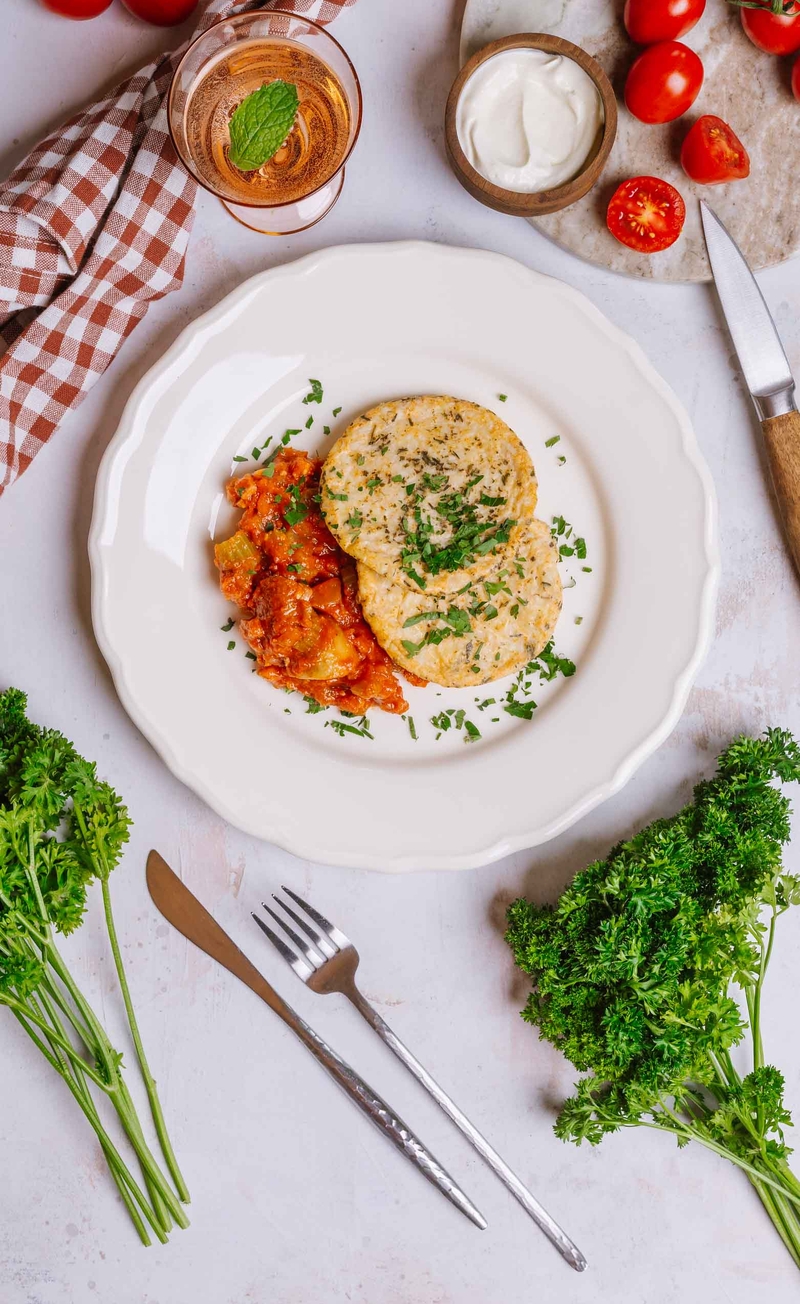 Keto serowy placek a'la po węgiersku z gulaszem, kwaśną śmietaną i natką pietruszki