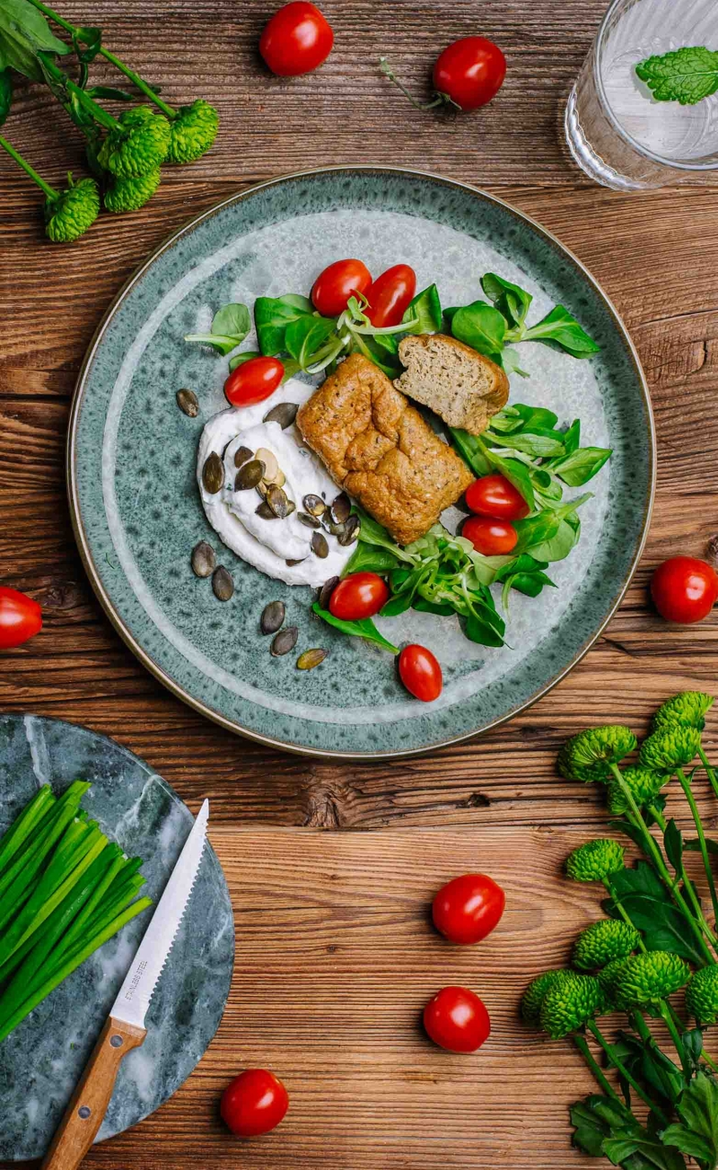 Keto twarożek ze szczypiorkiem i nasionami, keto chlebek, pomidorki, roszponka